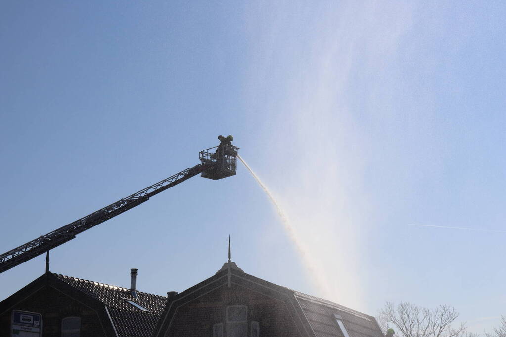 Uitslaande brand richt grote schade aan in woonwijk