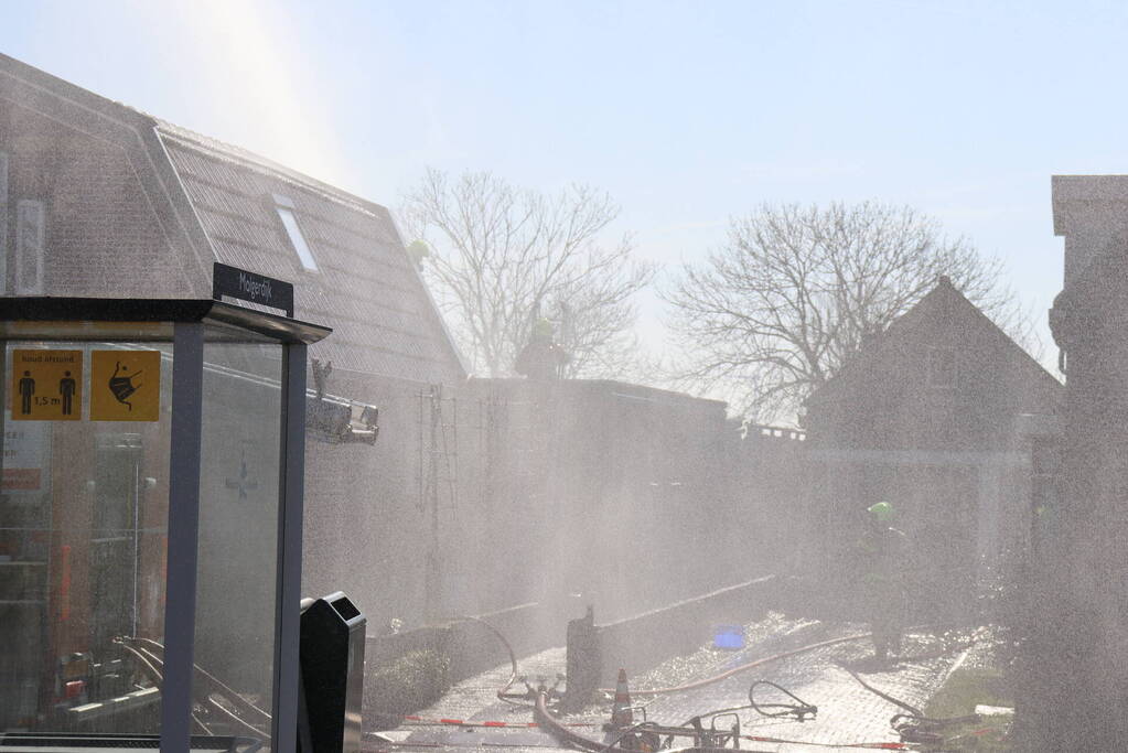 Uitslaande brand richt grote schade aan in woonwijk