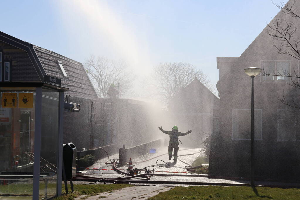 Uitslaande brand richt grote schade aan in woonwijk
