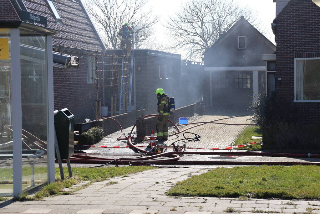 Uitslaande brand richt grote schade aan in woonwijk