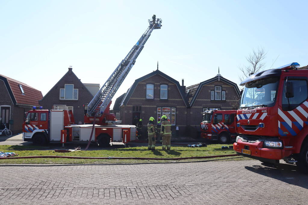Uitslaande brand richt grote schade aan in woonwijk