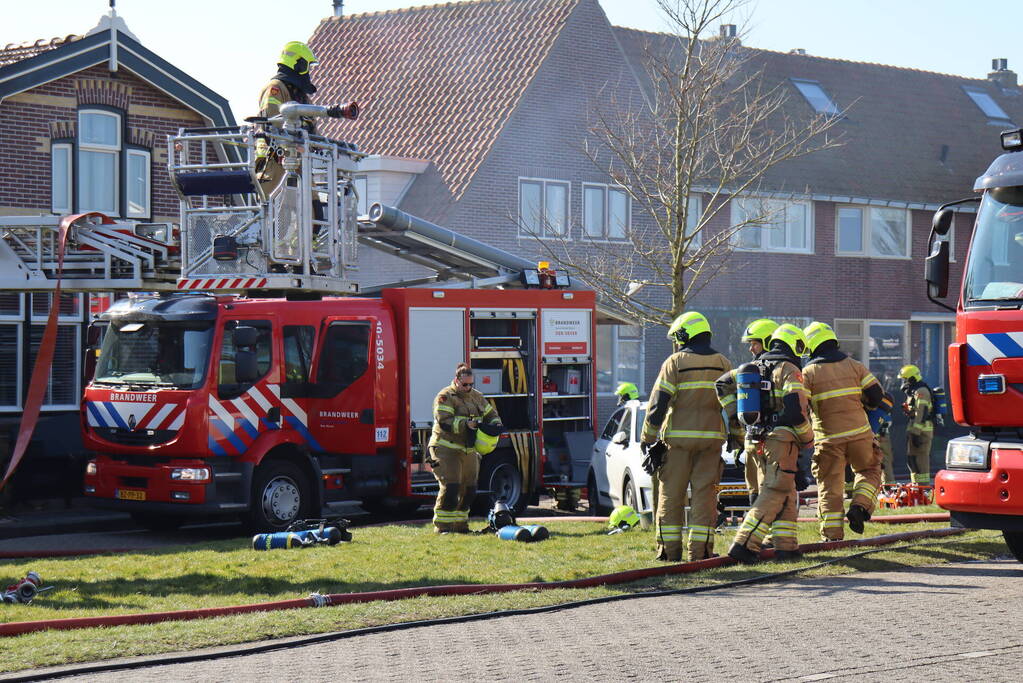 Uitslaande brand richt grote schade aan in woonwijk