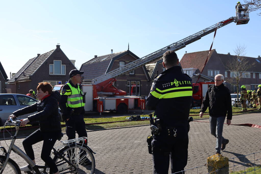 Uitslaande brand richt grote schade aan in woonwijk
