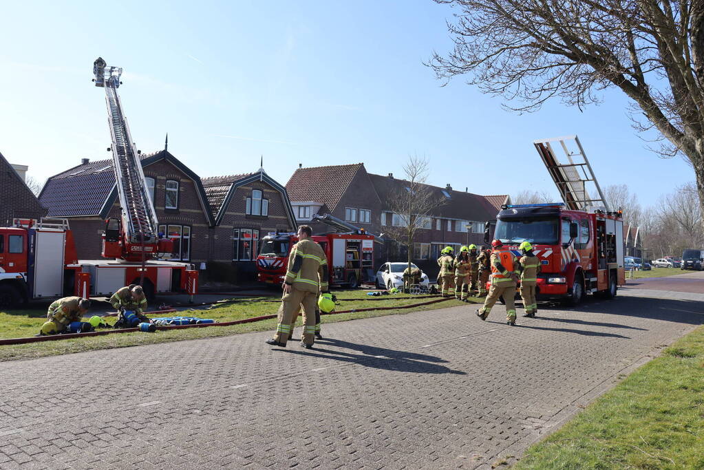 Uitslaande brand richt grote schade aan in woonwijk