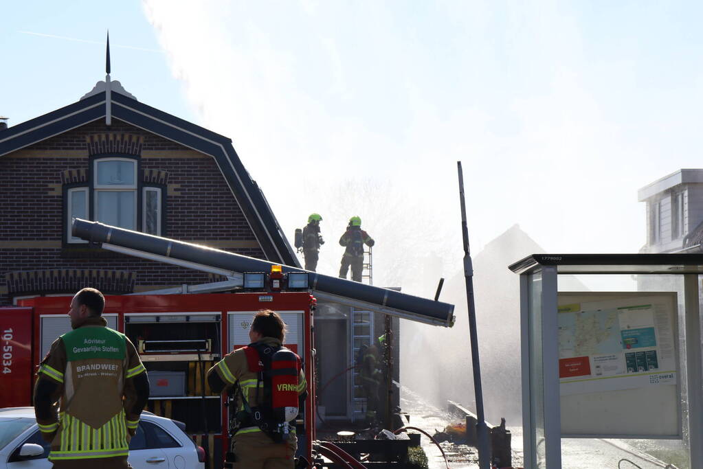 Uitslaande brand richt grote schade aan in woonwijk