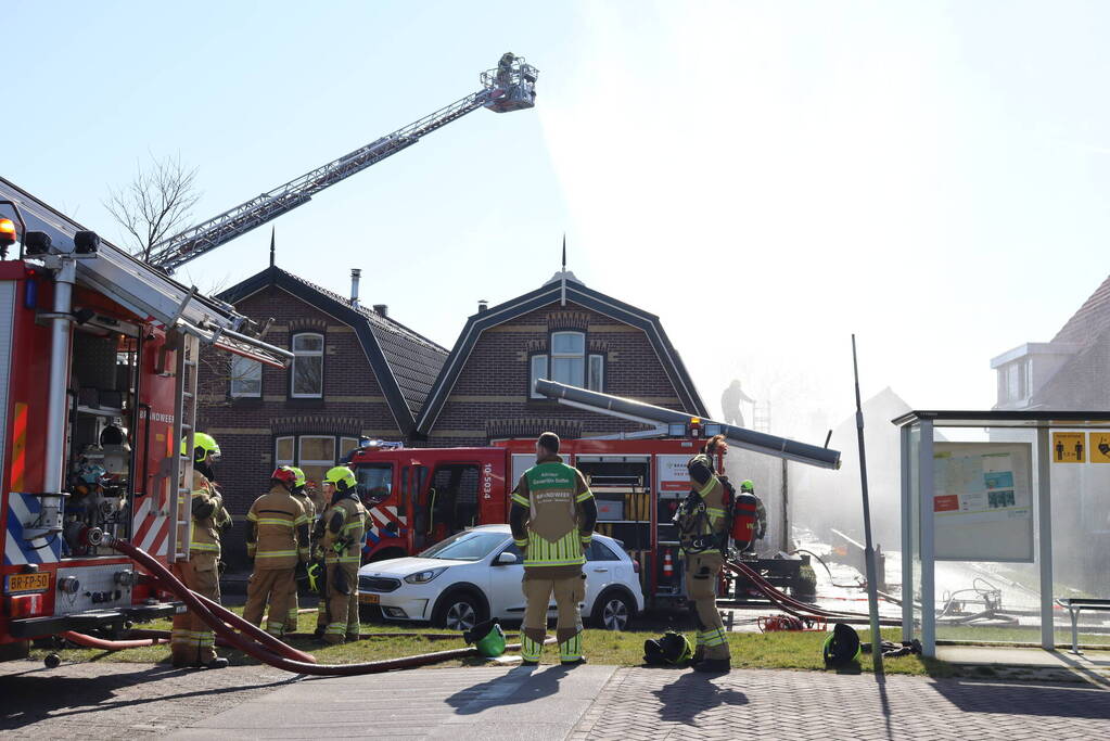 Uitslaande brand richt grote schade aan in woonwijk