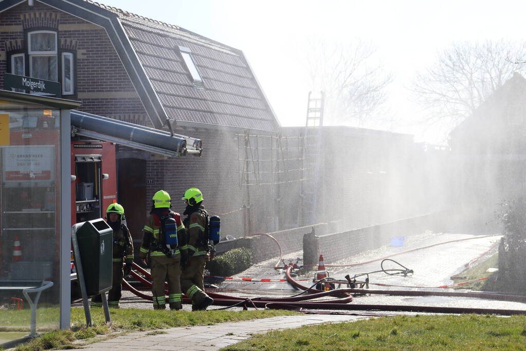 Uitslaande brand richt grote schade aan in woonwijk