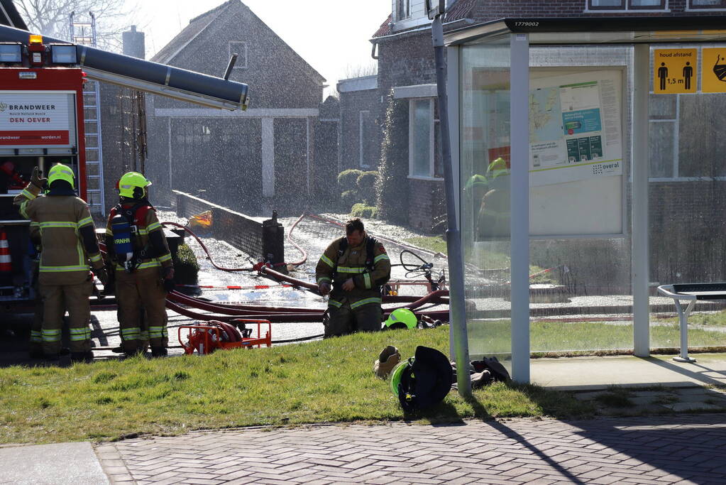 Uitslaande brand richt grote schade aan in woonwijk