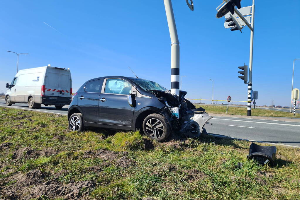 Auto total-loss na botsing op stoplicht