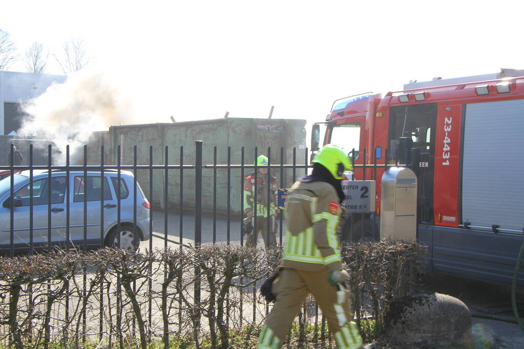 Forse rookontwikkeling bij brand in container