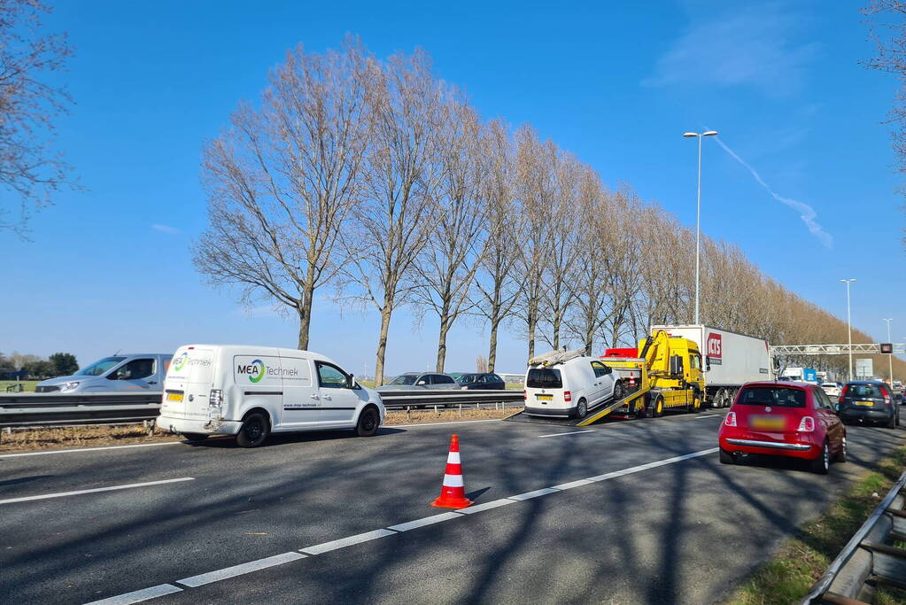 Vijf voertuigen betrokken bij botsing op snelweg