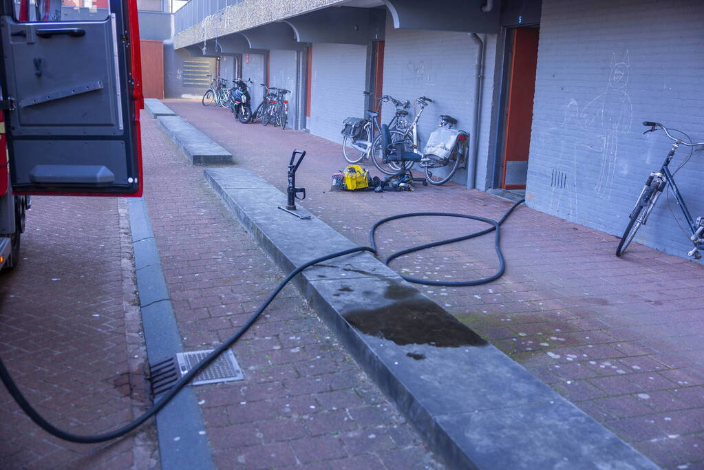 Bak met verfspuitbussen vat vlam in kelderbox