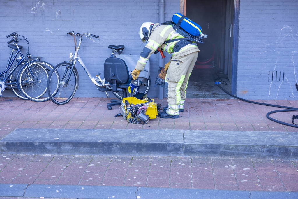 Bak met verfspuitbussen vat vlam in kelderbox