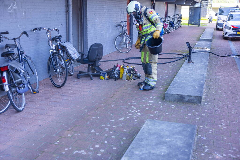 Bak met verfspuitbussen vat vlam in kelderbox