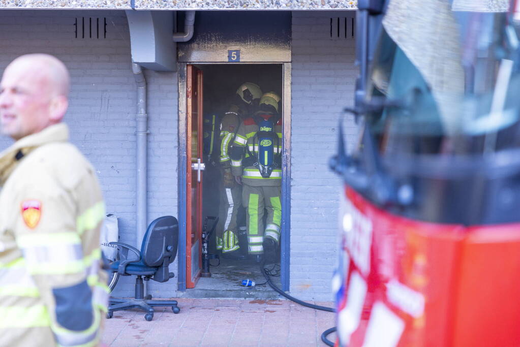 Bak met verfspuitbussen vat vlam in kelderbox