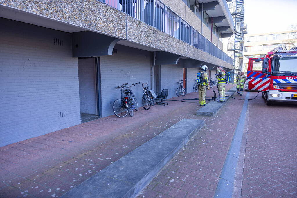 Bak met verfspuitbussen vat vlam in kelderbox