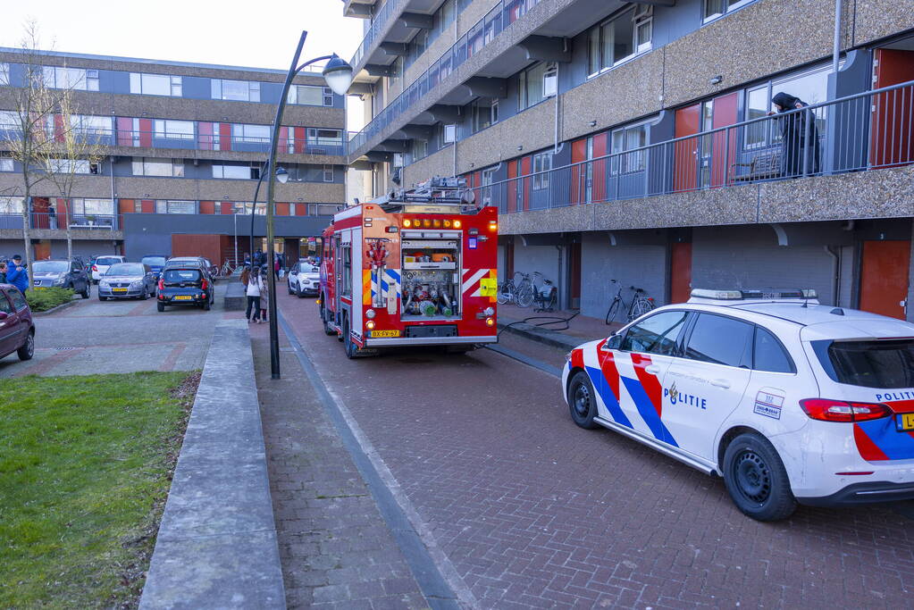 Bak met verfspuitbussen vat vlam in kelderbox