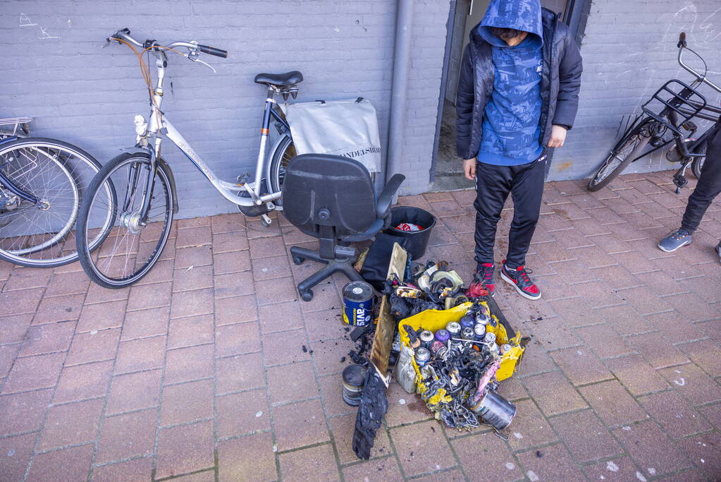 Bak met verfspuitbussen vat vlam in kelderbox