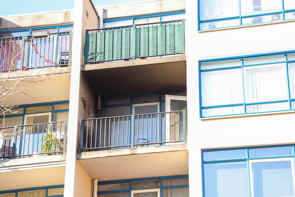 Brandweer blust brand op balkon