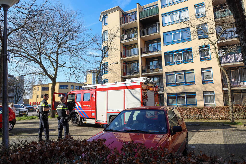 Brandweer blust brand op balkon