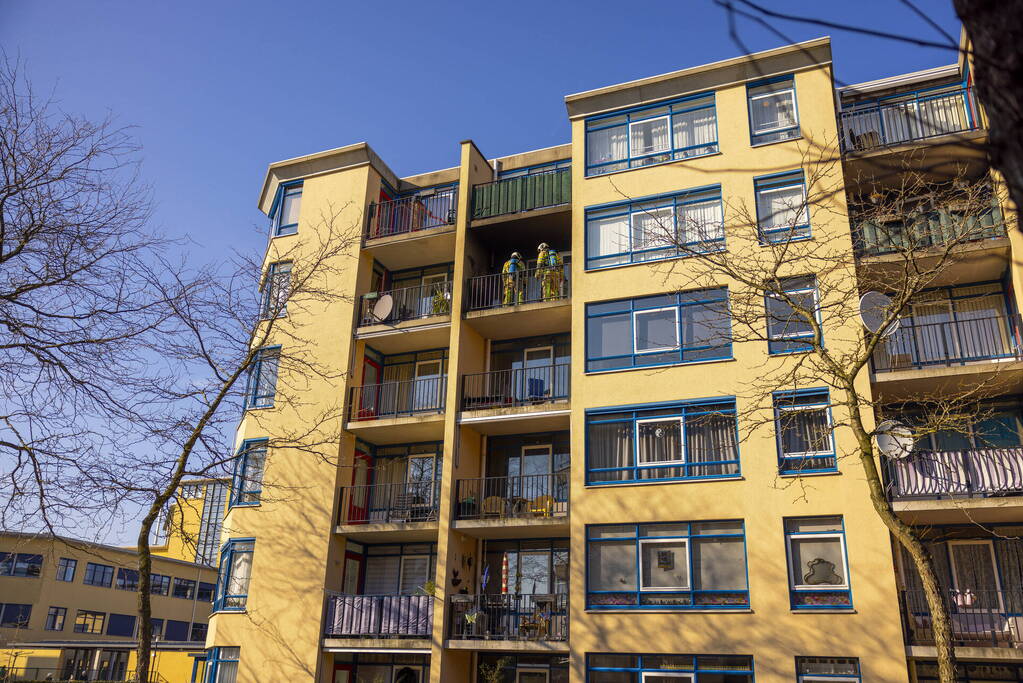 Brandweer blust brand op balkon