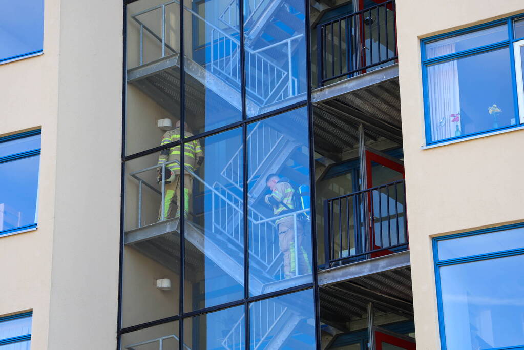 Brandweer blust brand op balkon