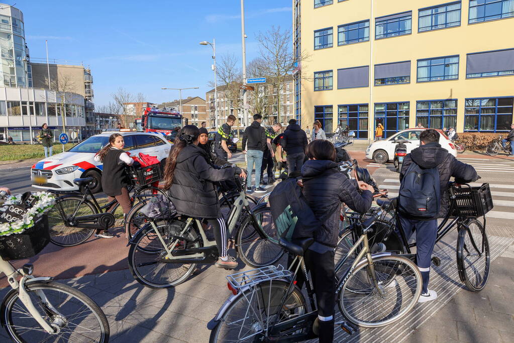 Flinke file na botsing tussen scooter en auto
