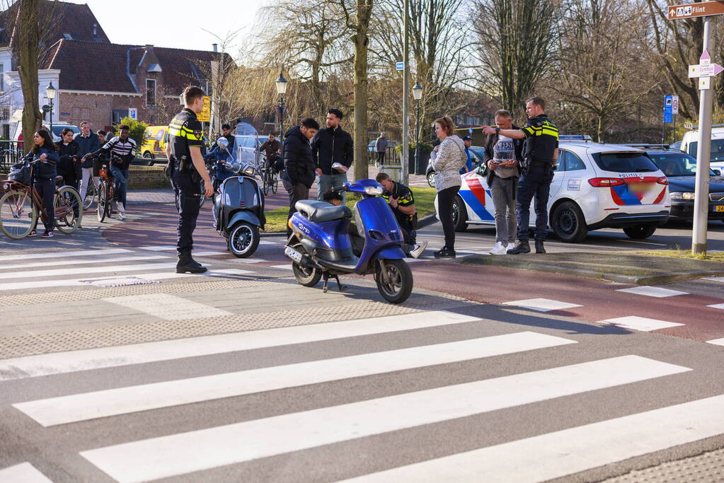 Flinke file na botsing tussen scooter en auto