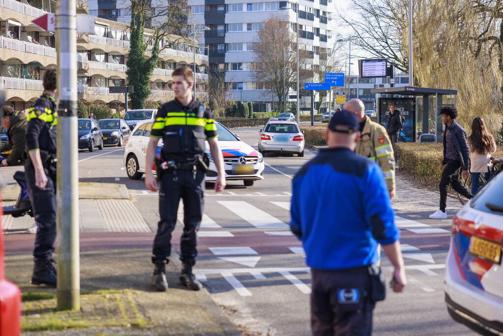 Flinke file na botsing tussen scooter en auto