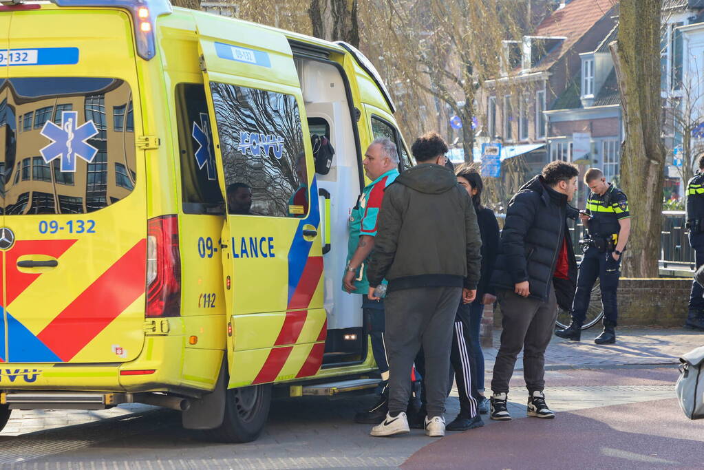 Flinke file na botsing tussen scooter en auto