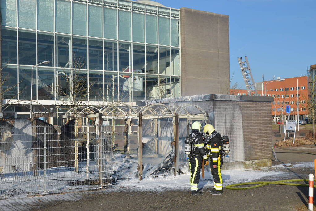 Fietsenstalling brandt uit