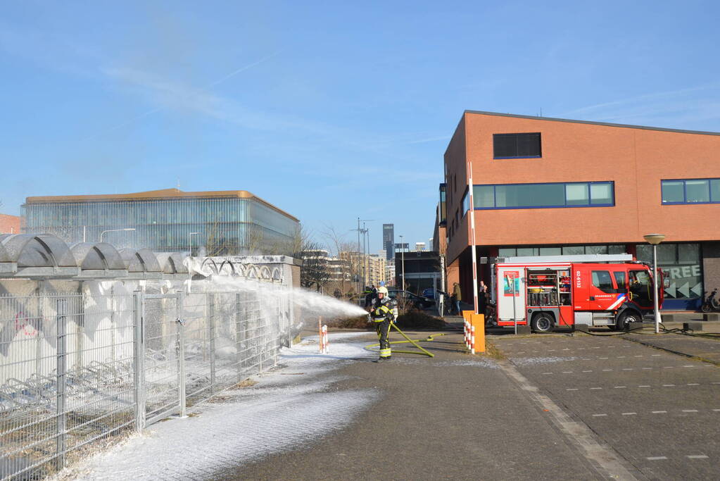 Fietsenstalling brandt uit