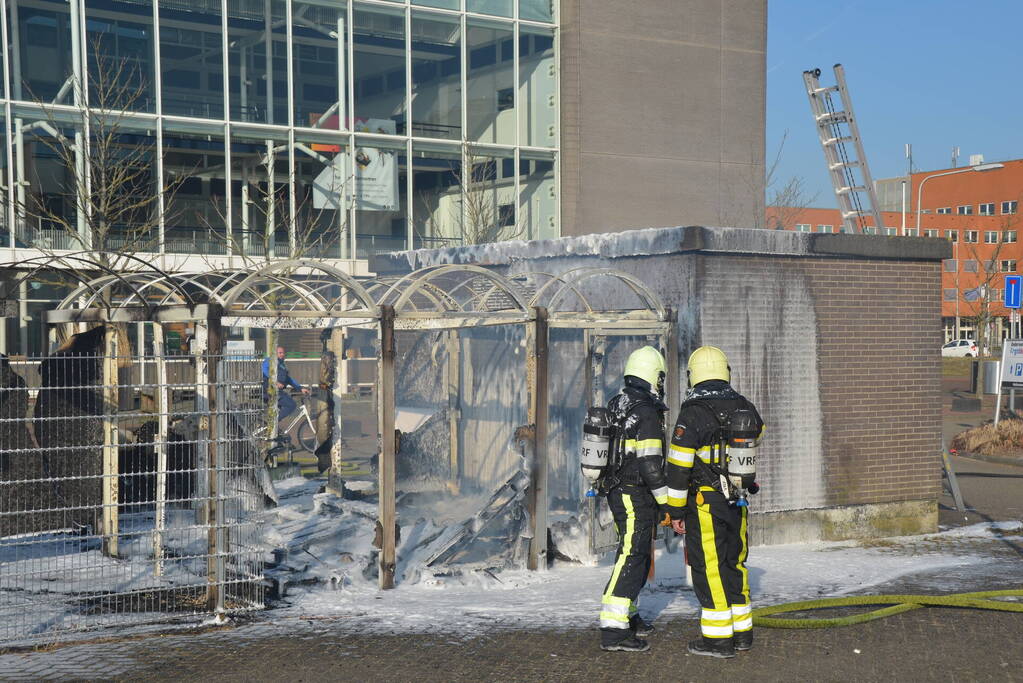 Fietsenstalling brandt uit