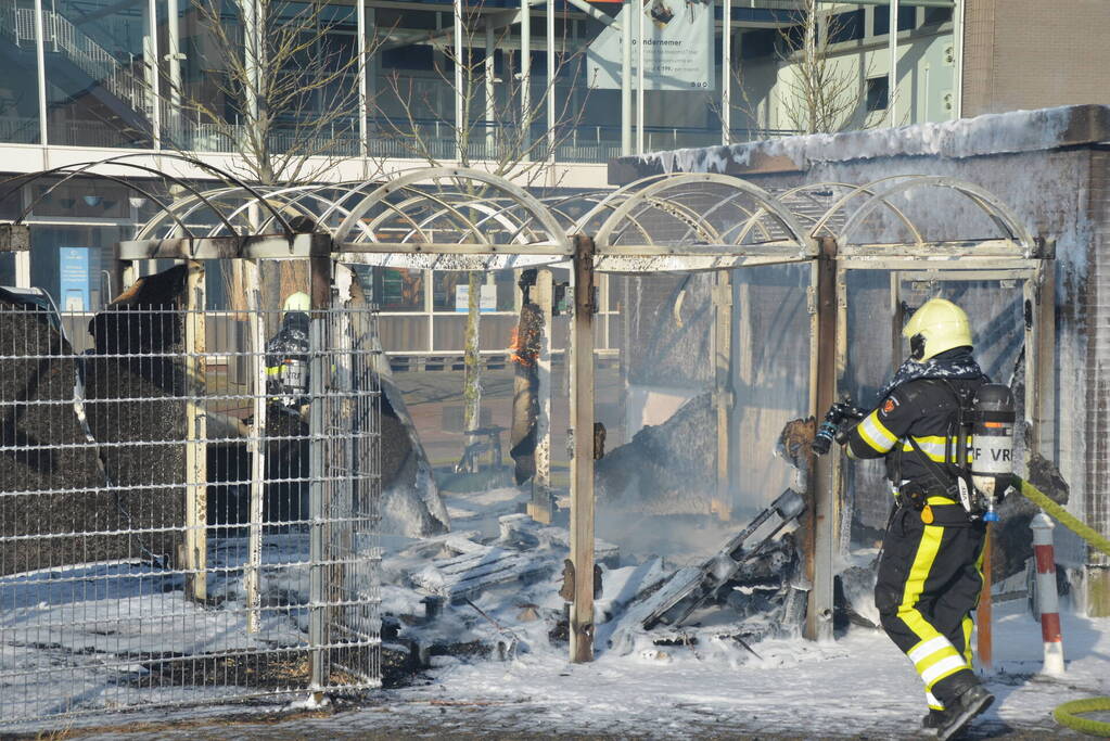 Fietsenstalling brandt uit