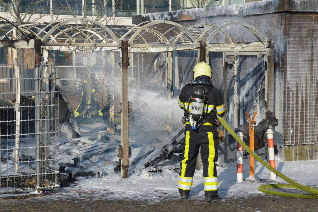 Fietsenstalling brandt uit