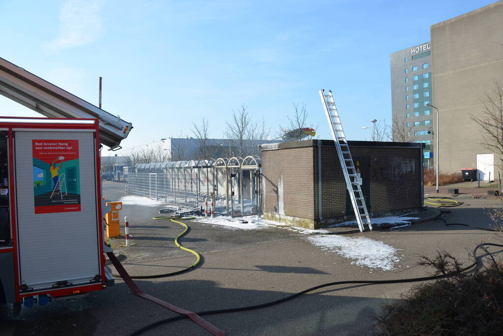 Fietsenstalling brandt uit