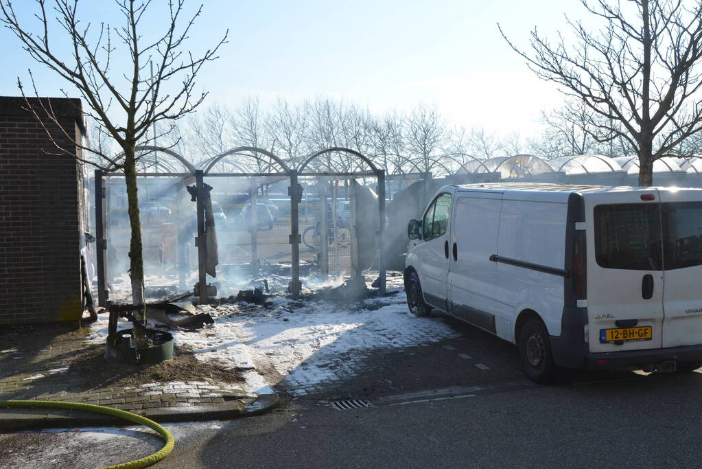 Fietsenstalling brandt uit