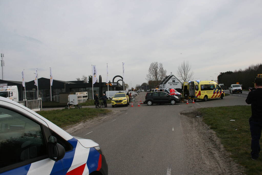 E-biker zwaargewond bij botsing met auto