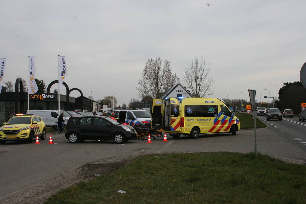 E-biker zwaargewond bij botsing met auto