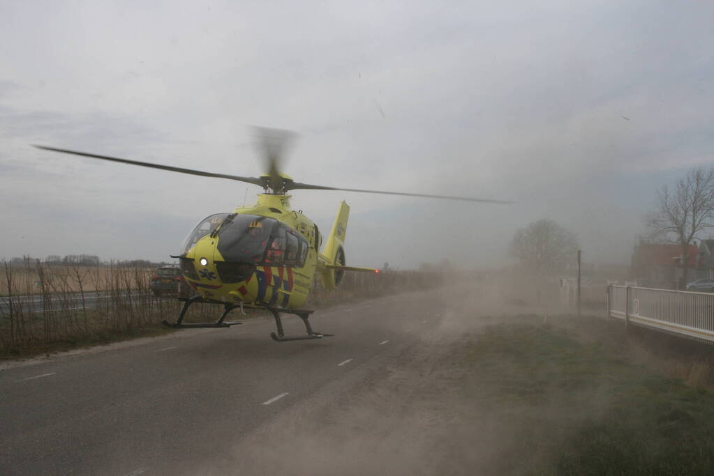 E-biker zwaargewond bij botsing met auto
