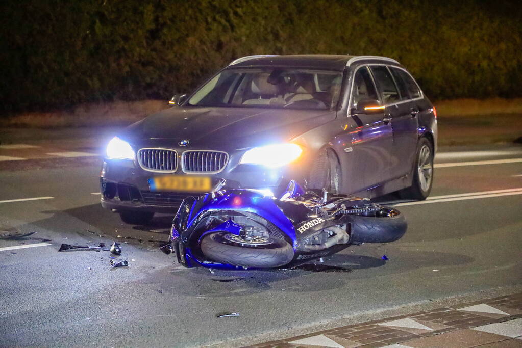 Motorrijder gewond bij botsing met auto