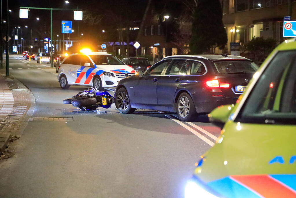 Motorrijder gewond bij botsing met auto