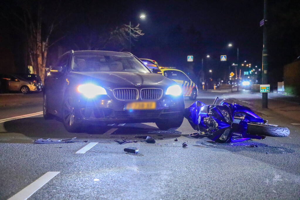 Motorrijder gewond bij botsing met auto