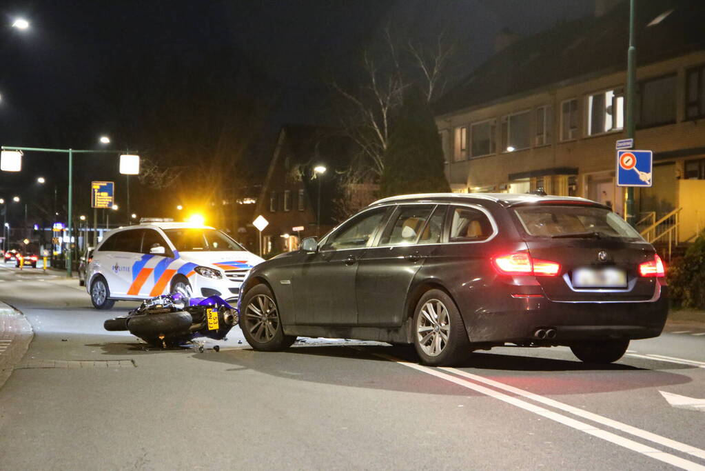 Motorrijder gewond bij botsing met auto