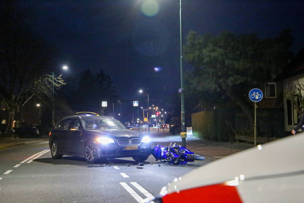 Motorrijder gewond bij botsing met auto
