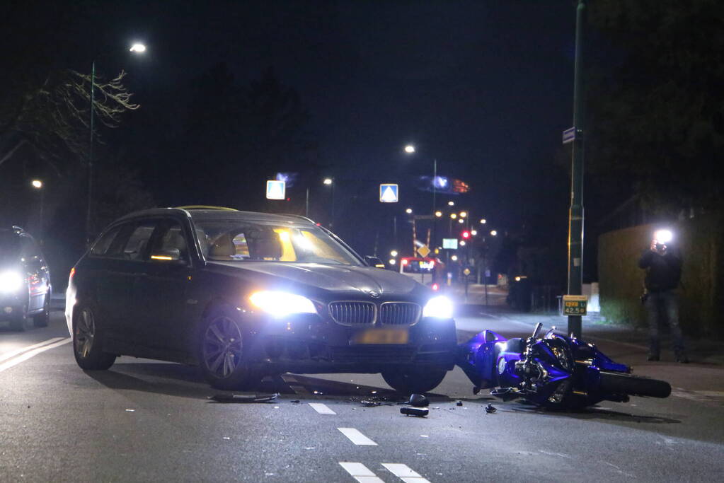 Motorrijder gewond bij botsing met auto