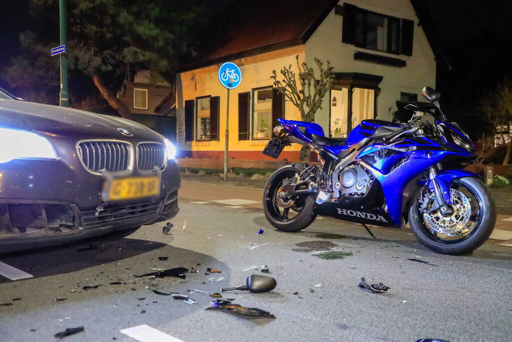 Motorrijder gewond bij botsing met auto