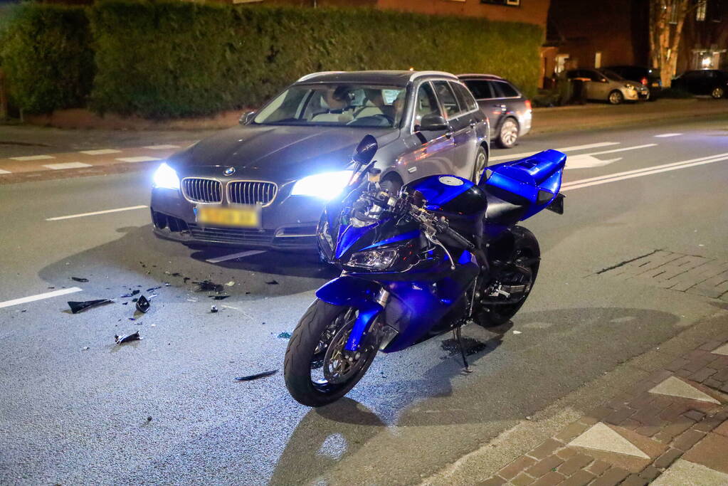 Motorrijder gewond bij botsing met auto