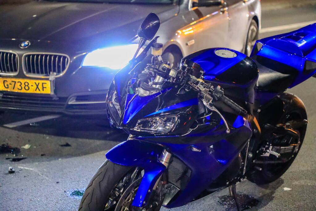 Motorrijder gewond bij botsing met auto