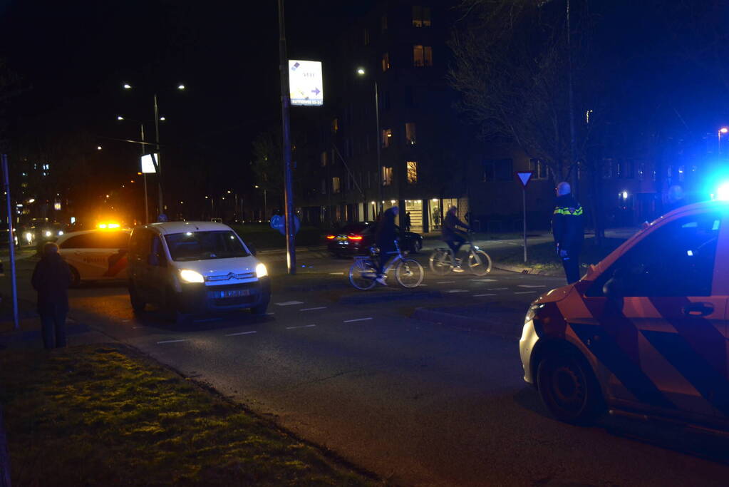 Voetganger gewond door botsing met personenauto